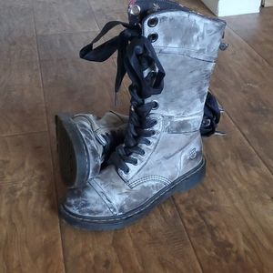 Dr. Martens triumph boots
